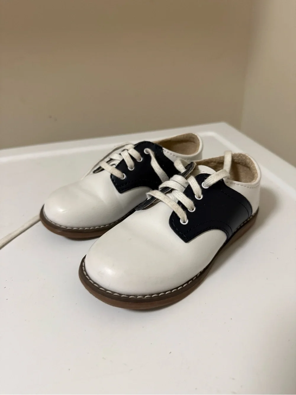 Footmates Classic Kids Two-Tone White and Navy Saddle Lace-Up Shoes
